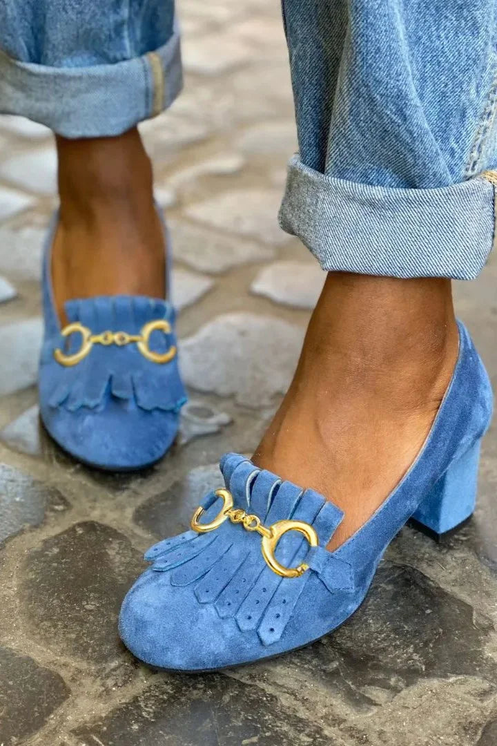 Μπλε γυναικεία loafers με χαμηλό τετράγωνο τακούνι και χρυσή αγκράφα