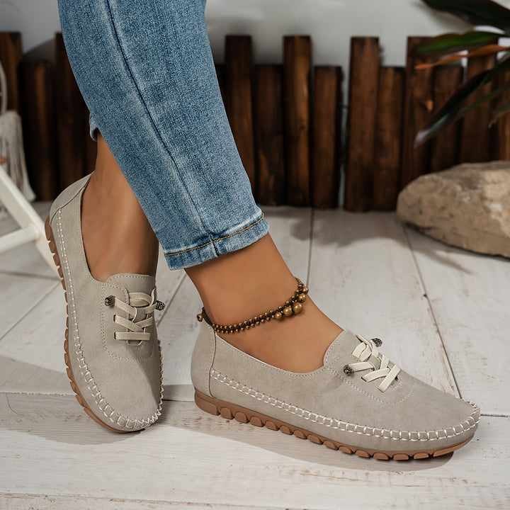 Γυναικεία slip-on παπούτσια σε μπεζ σουέτ, με κορδόνια και ανάγλυφη ραφή