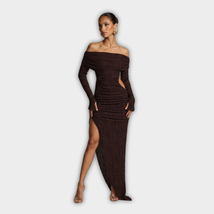 Μίντι φόρεμα καφέ με off-shoulder ντεκολτέ, εφαρμοστή γραμμή και πλαϊνό άνοιγμα