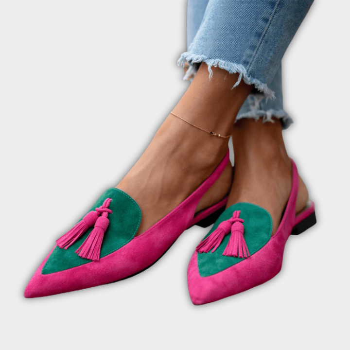 Ροζ μπαλαρίνες slingback με πράσινες γλωσσίτσες, φούντες και χαμηλό τακούνι.