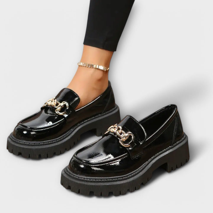Μαύρα γυαλιστερά loafers πλατφόρμα με μεταλλική αλυσίδα στο μπροστινό μέρος