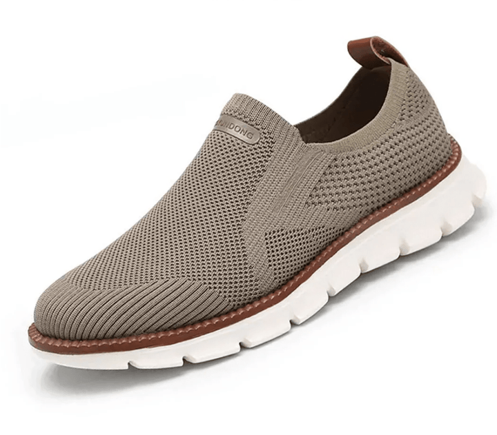 Μπεζ slip-on παπούτσι με πλεκτή υφή, καφέ πάτη και λευκή αντικραδασμική σόλα