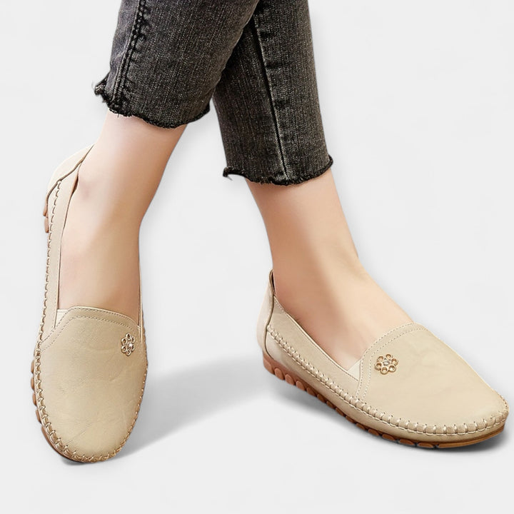 Μπεζ slip-on ελαφριές μπότες με στρογγυλεμένη μύτη, διακοσμητικό στο πλάι και παχιά σόλα