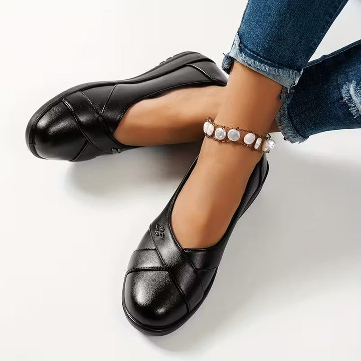 Εργονομικά παπούτσια Melina, μαύρα loafers με μεταλλικό στολίδι στο πάνω μέρος