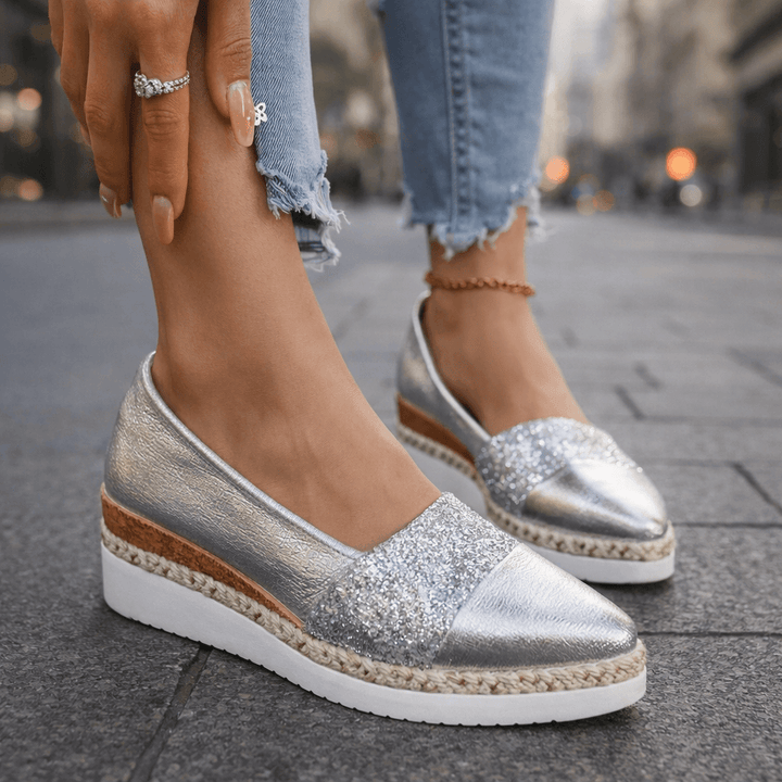 Γυναικεία σανδάλια με λαμπερή σφήνα, ασημί glitter μπροστά και υφασμάτινος εσπαντρίλας πάτος
