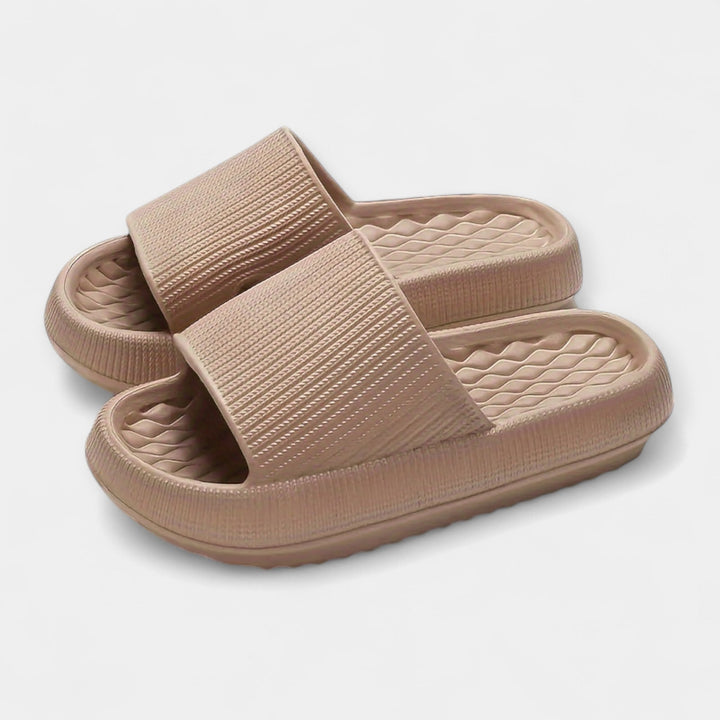 Slip-on σανδάλια με χοντρό πάτο, ανοιχτό καφέ/μπεζ, υφασμάτινο λουράκι και ανάγλυφη εσωτερική σόλα.