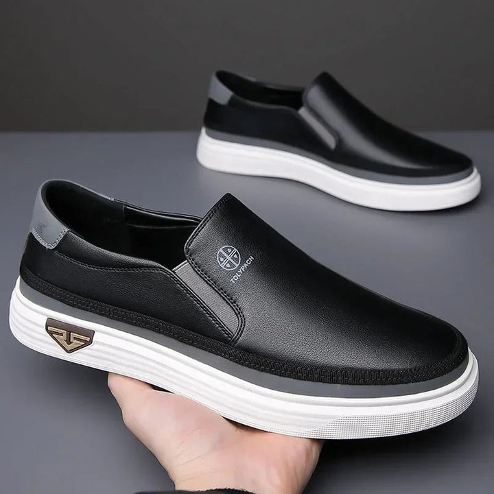 Ανδρικά slip-on παπούτσια μαύρα με φαρδύ λάστιχο και άσπρη, χοντρή σόλα